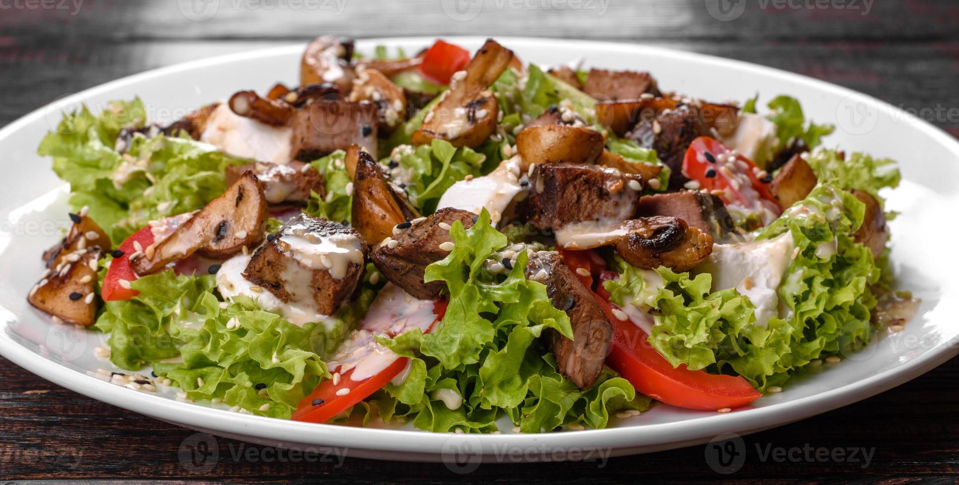 deliciosa salada de carne fresca para uma mesa festiva foto