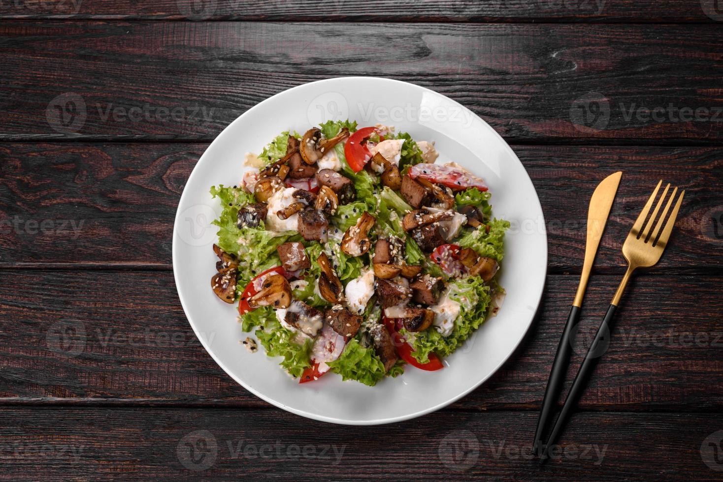 deliciosa salada de carne fresca para uma mesa festiva foto