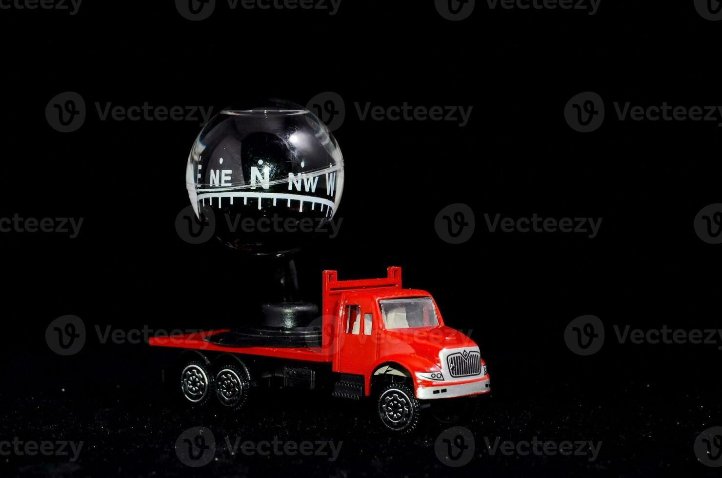 uma vermelho caminhão com uma bússola em topo foto
