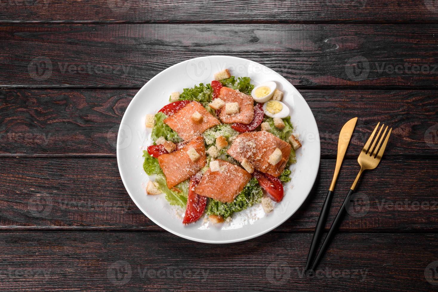 deliciosa salada fresca com peixe vermelho para a mesa festiva foto
