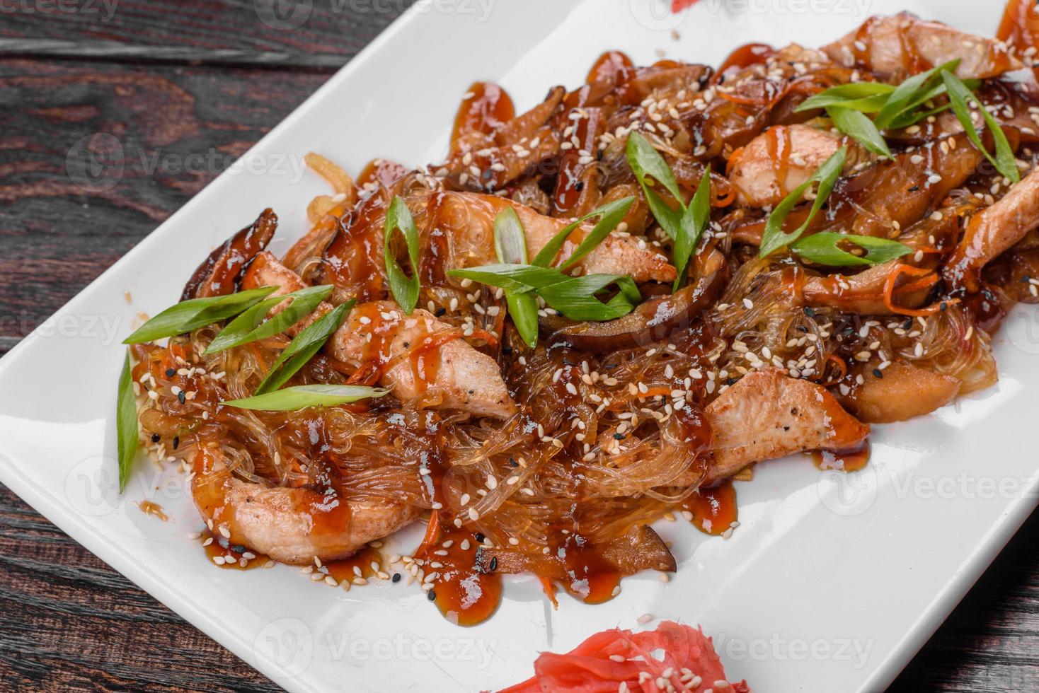 Udon fresco delicioso com frango e macarrão de arroz com especiarias e verduras foto