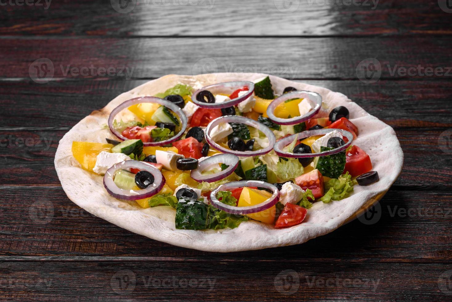 saborosa salada grega fresca em um pão árabe cozido para uma mesa festiva foto