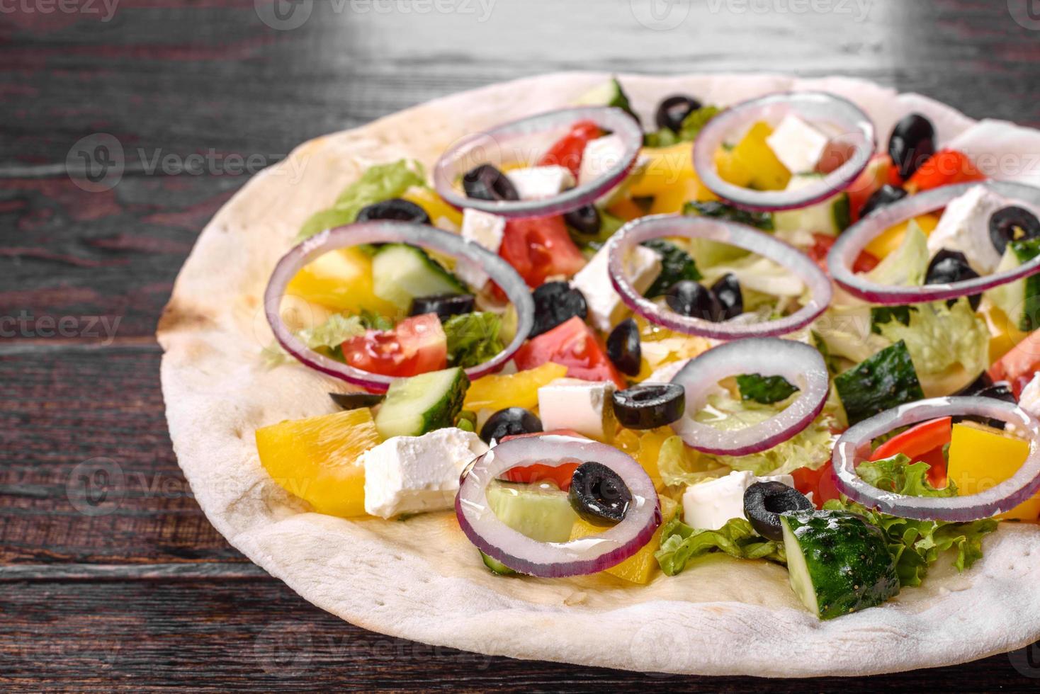 saborosa salada grega fresca em um pão árabe cozido para uma mesa festiva foto