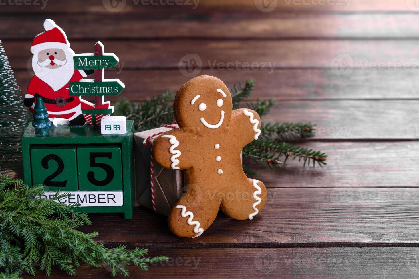 Pão de mel festivo de natal feito em casa em uma mesa escura foto