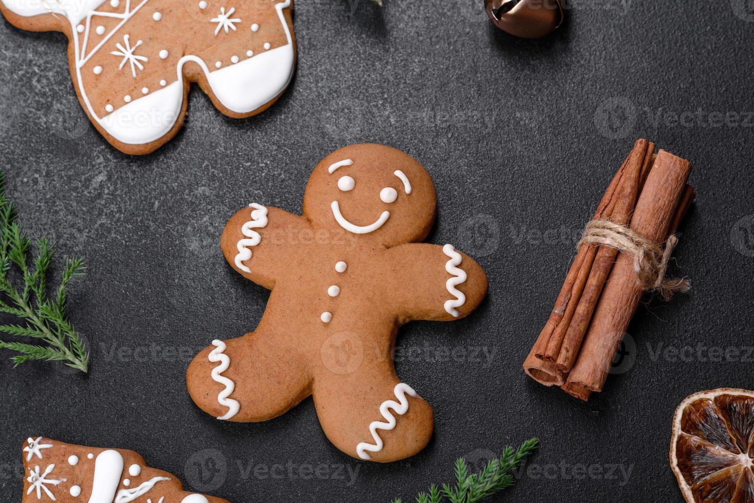 Pão de mel festivo de natal feito em casa em uma mesa escura foto