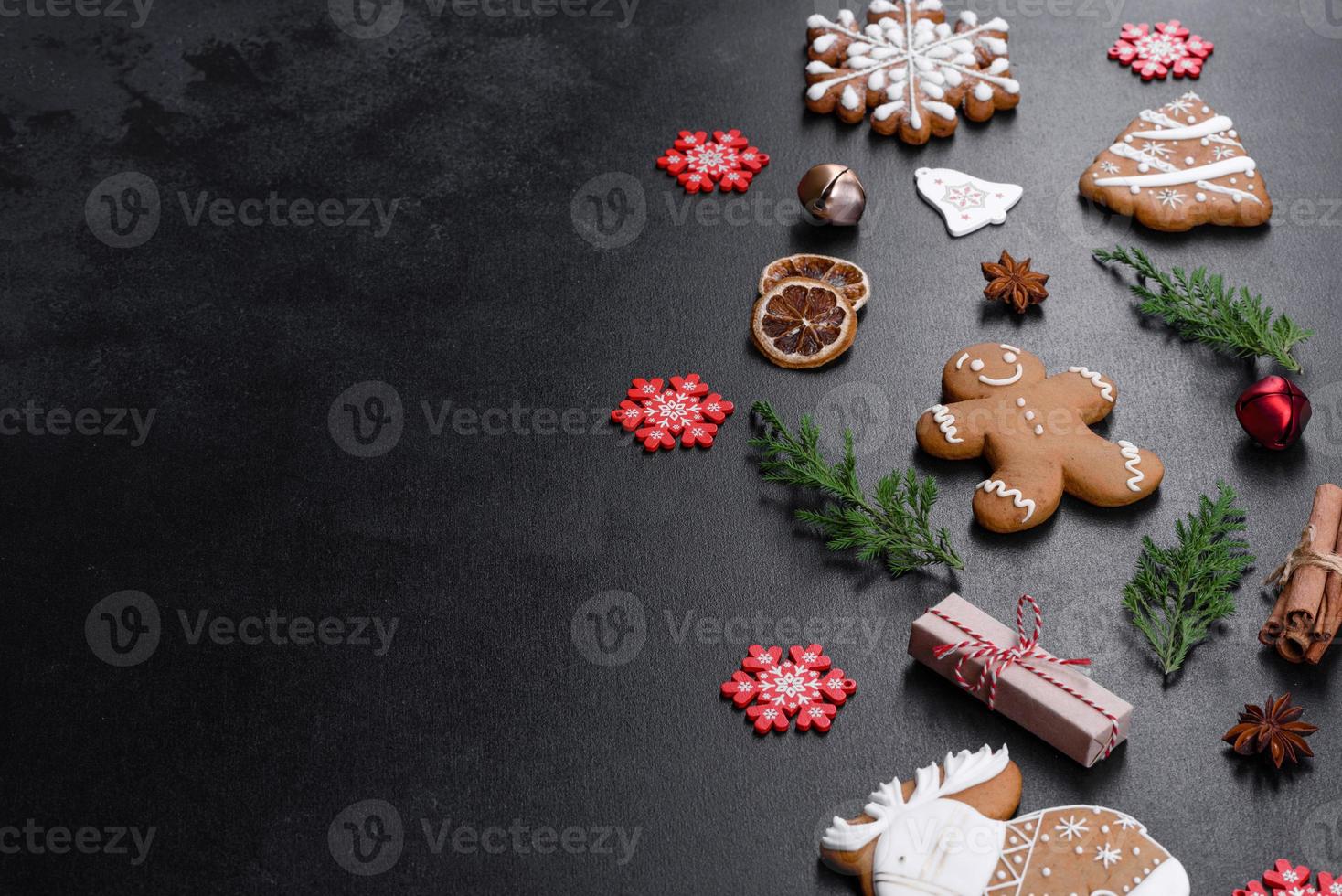 Pão de mel festivo de natal feito em casa em uma mesa escura foto