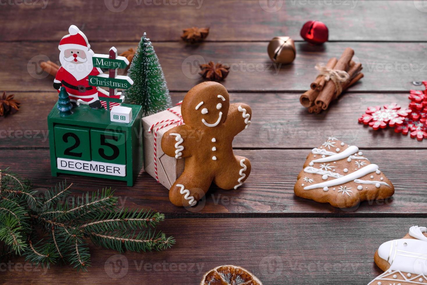 Pão de mel festivo de natal feito em casa em uma mesa escura foto