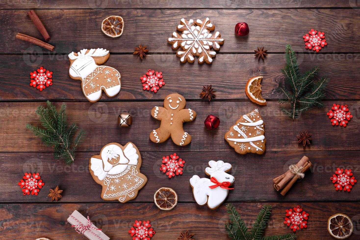 Pão de mel festivo de natal feito em casa em uma mesa escura foto