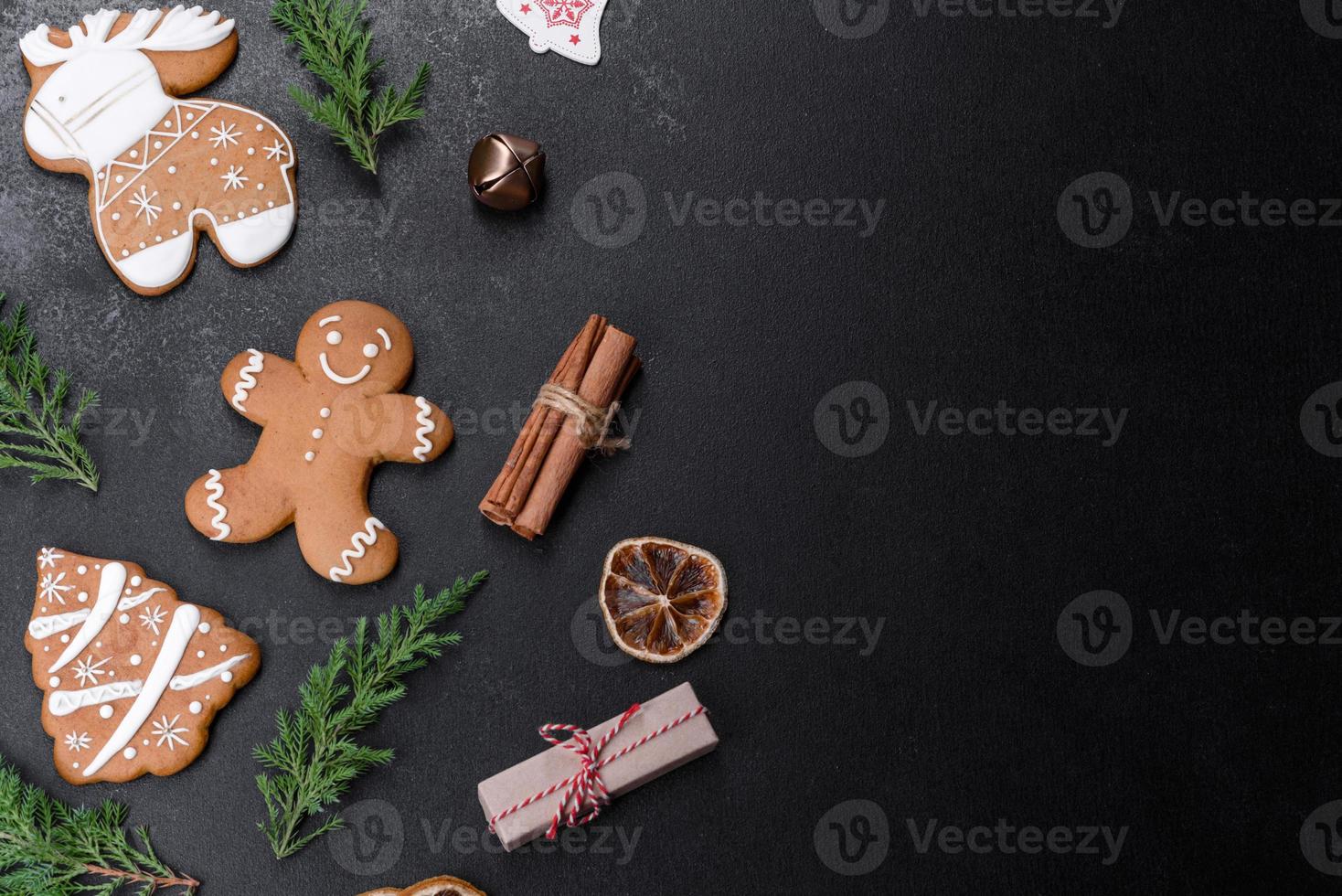 Pão de mel festivo de natal feito em casa em uma mesa escura foto