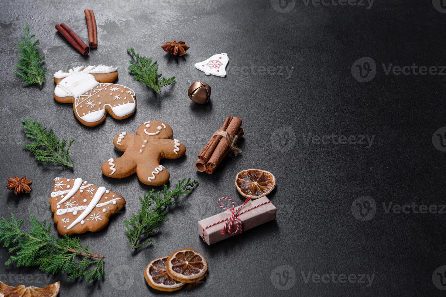 Pão de mel festivo de natal feito em casa em uma mesa escura foto