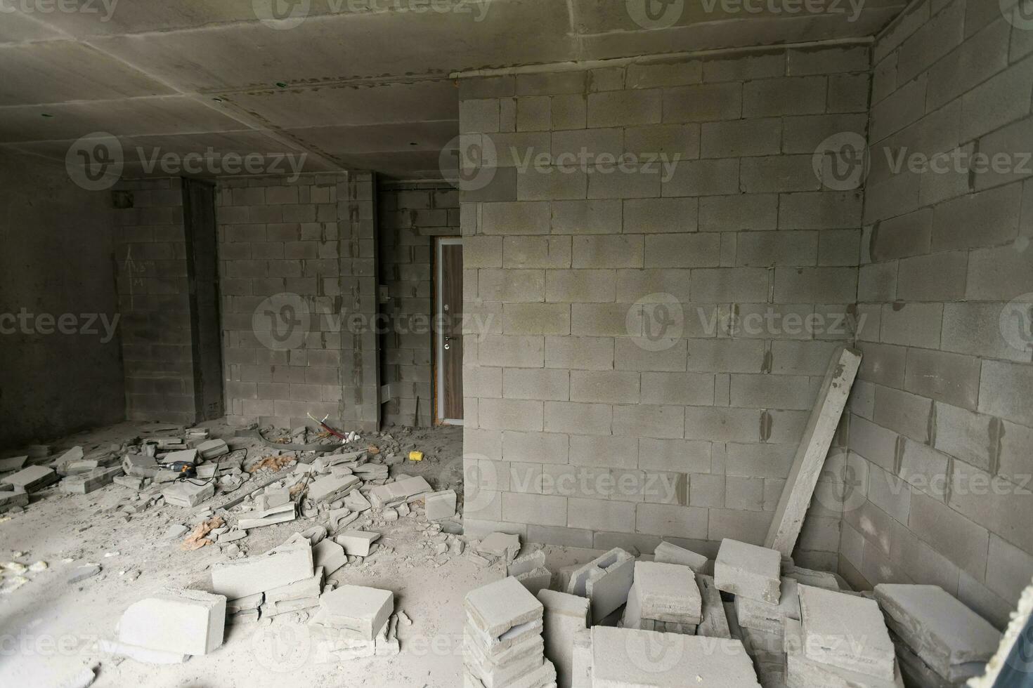 parede esmagado para dentro detritos quarto dentro apartamento pronto para renovação com destruído esmagado parede demolir foto