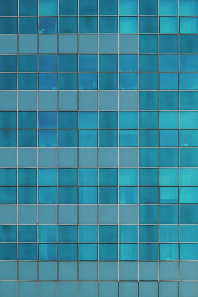 parede de vidro azul do arranha-céu. janelas de prédio de escritórios. foto