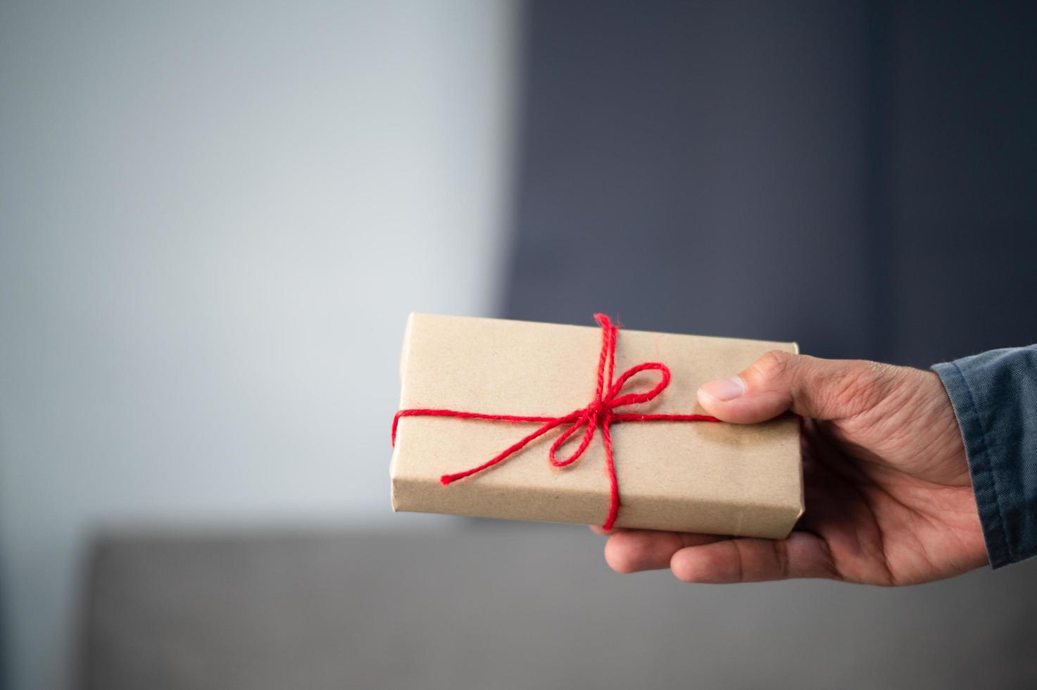 mão segurando a caixa de presente, caixa de presente de ano novo, caixa de presente de Natal, espaço de cópia. Natal, ano hew, conceito de aniversário. foto