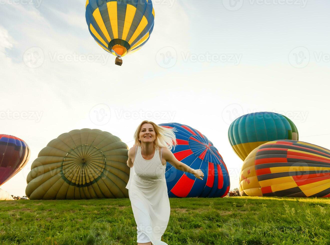 mulher e uma quente ar balão, verão foto