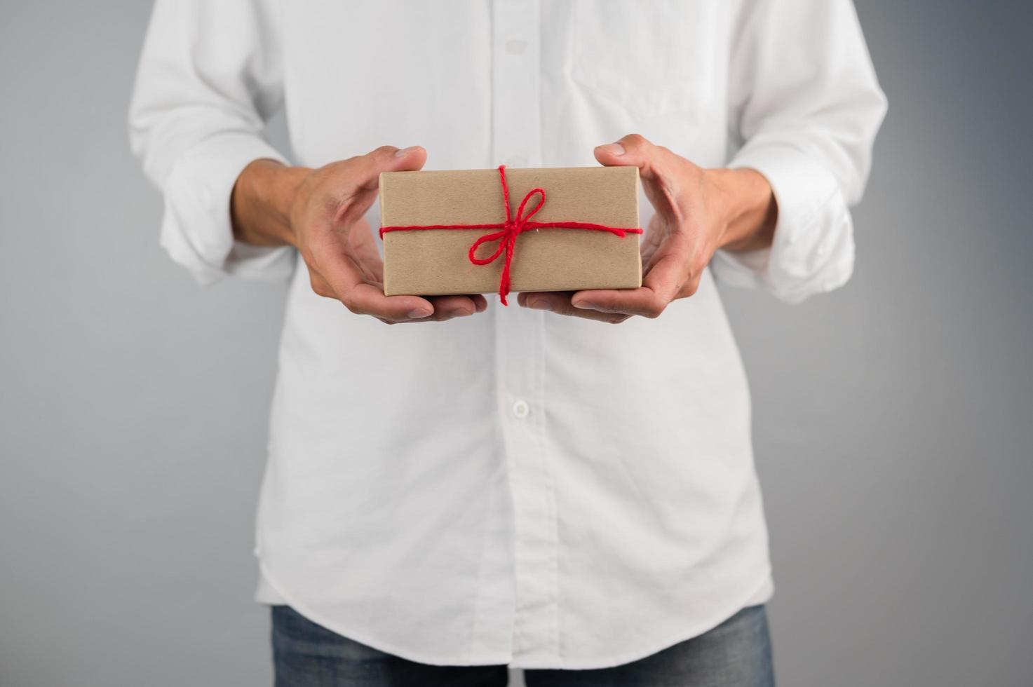 mão segurando a caixa de presente, caixa de presente de ano novo, caixa de presente de Natal, espaço de cópia. Natal, ano hew, conceito de aniversário. foto