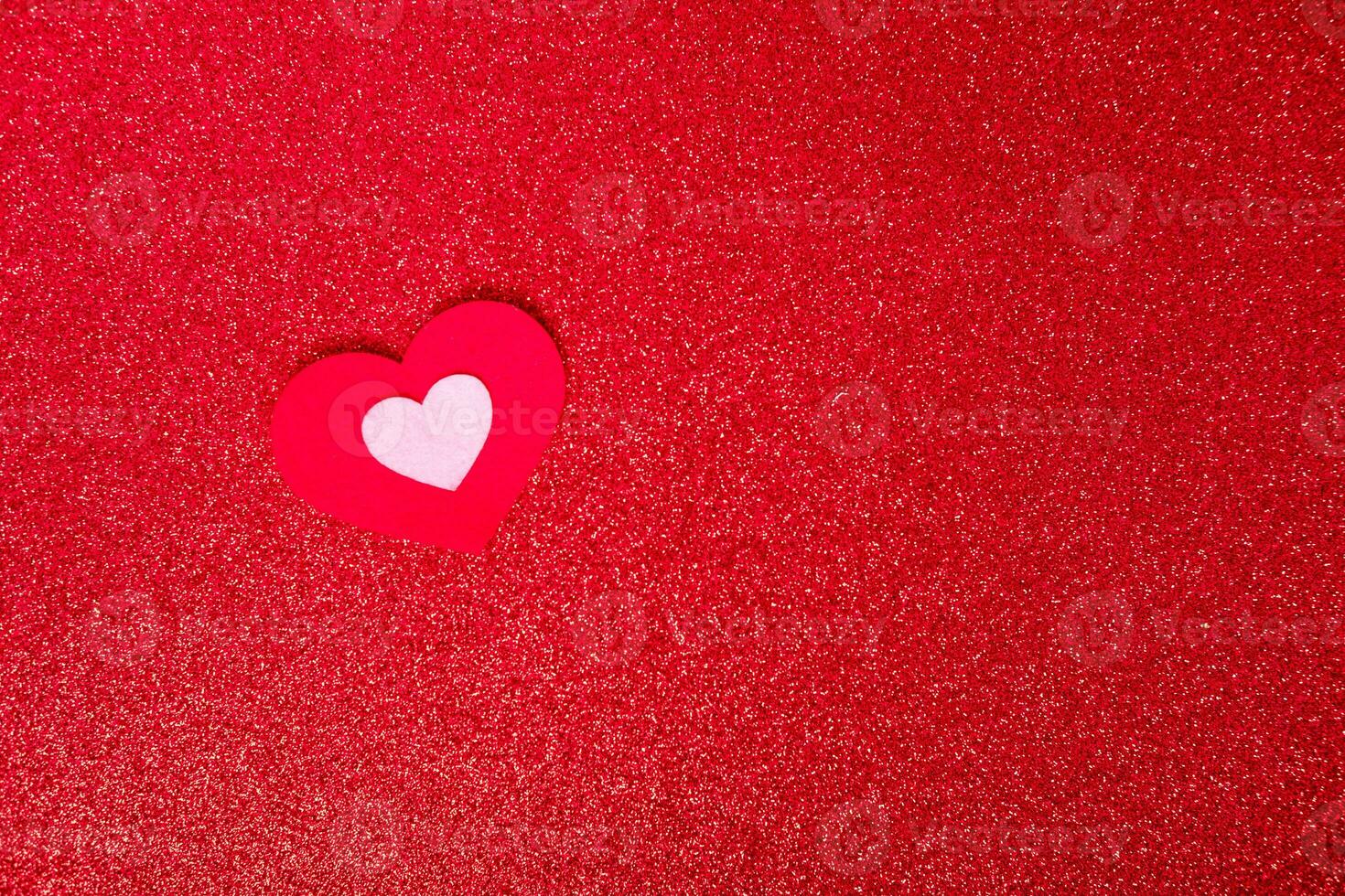 coração em uma vermelho fundo para uma cumprimento cartão ou bandeira para dia dos namorados dia cópia de espaço foto
