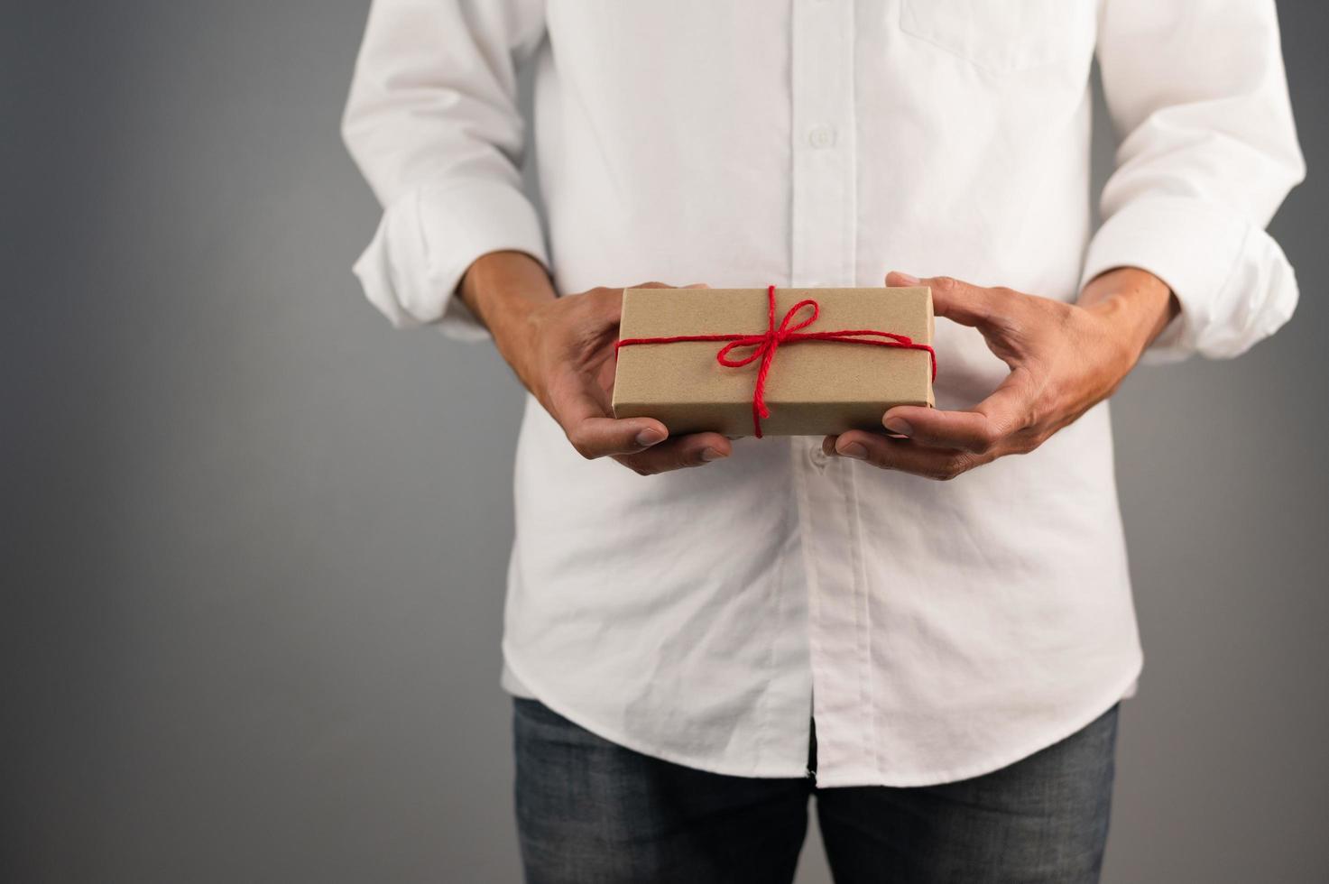 mão segurando a caixa de presente, caixa de presente de ano novo, caixa de presente de Natal, espaço de cópia. Natal, ano hew, conceito de aniversário. foto