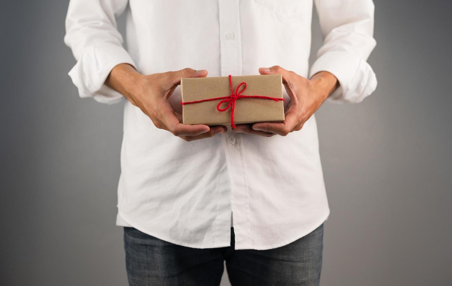 mão segurando a caixa de presente, caixa de presente de ano novo, caixa de presente de Natal, espaço de cópia. Natal, ano hew, conceito de aniversário. foto