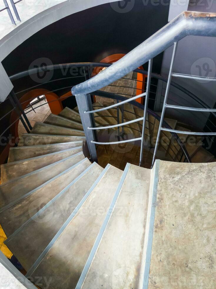 a concreto espiral Escadaria com a ampla trilho. foto