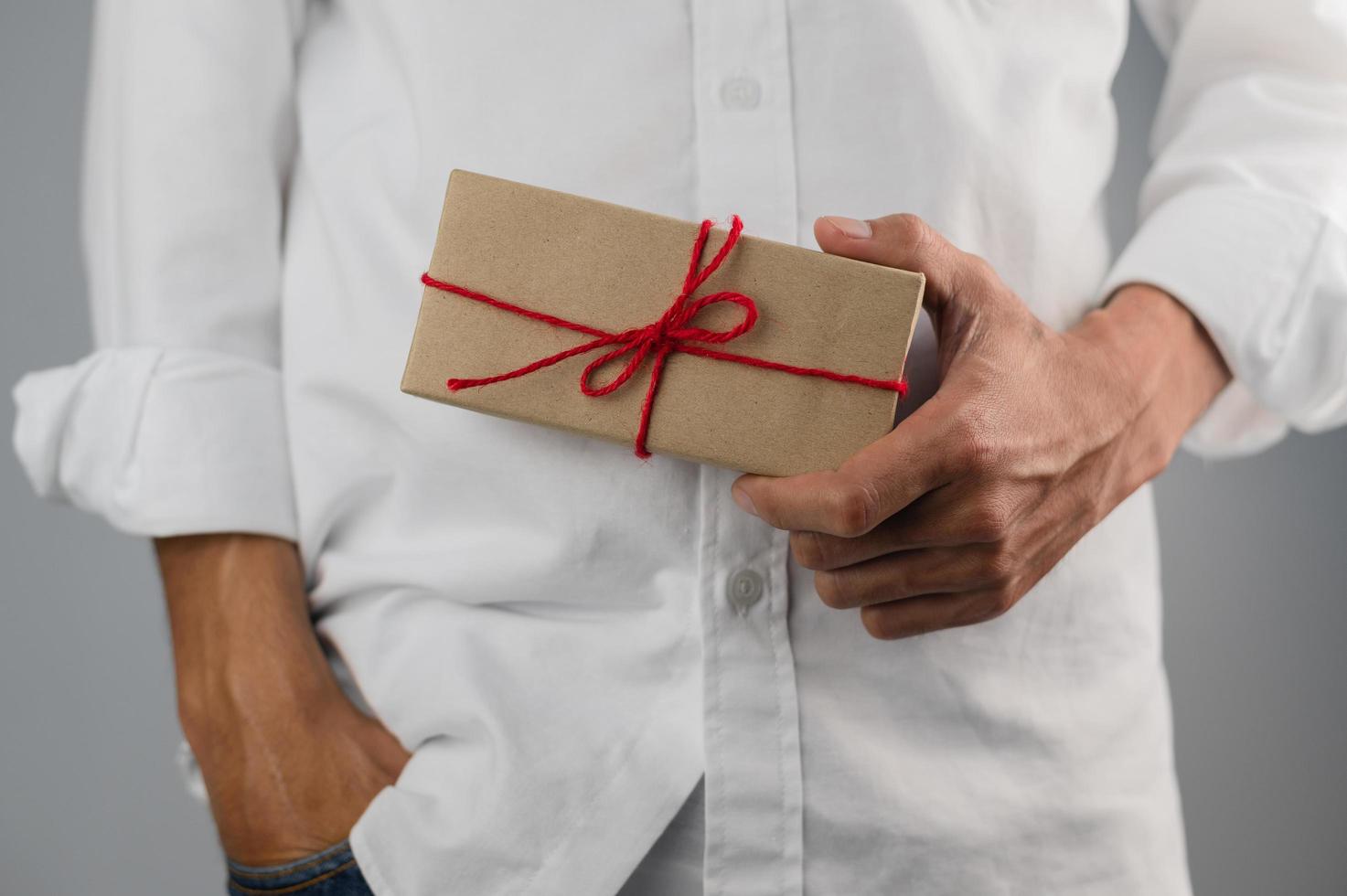 mão segurando a caixa de presente, caixa de presente de ano novo, caixa de presente de Natal, espaço de cópia. Natal, ano hew, conceito de aniversário. foto