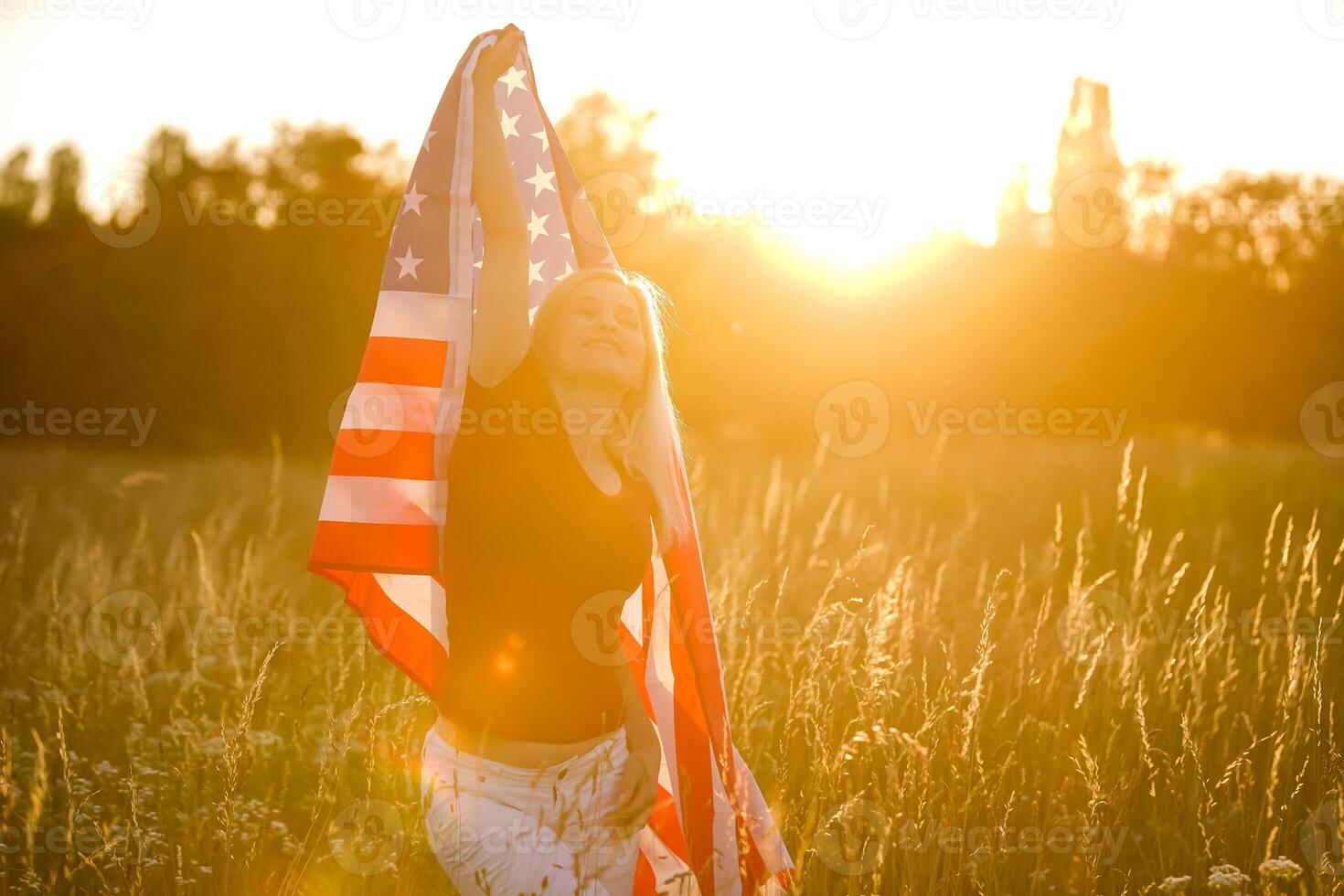 lindo jovem mulher com EUA bandeira foto