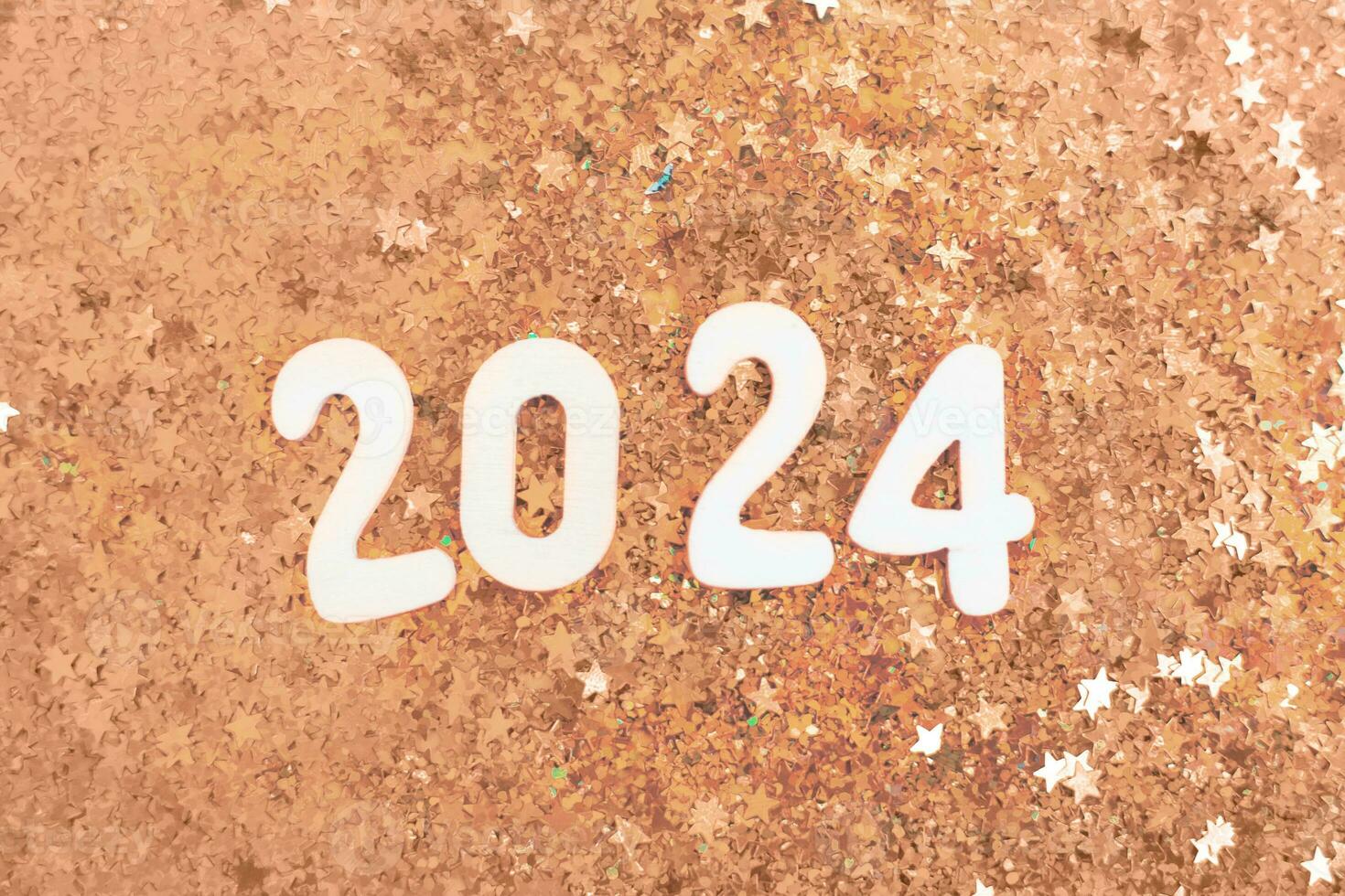 de madeira número 2024 em Natal brilhante pêssego penugem fundo com brilhar festivo dourado confete foto