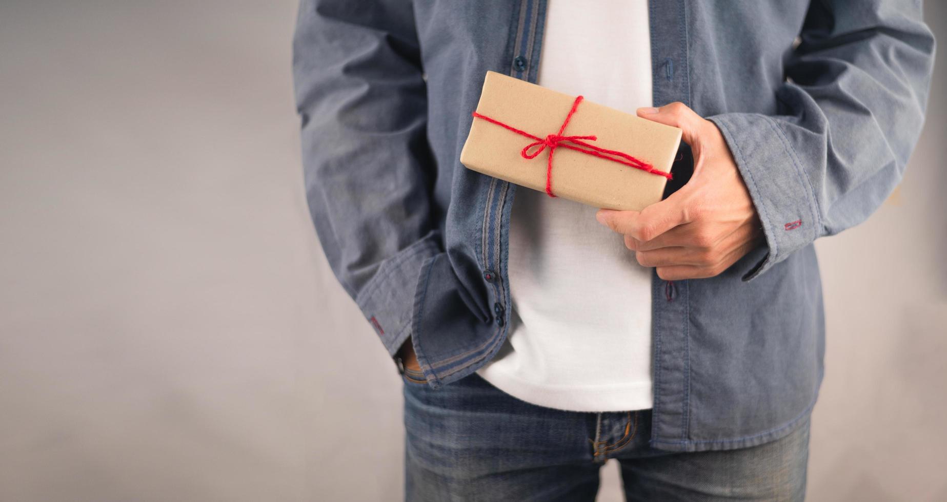 pessoas segurando uma caixa de presente, caixa de presente de ano novo, caixa de presente de Natal, espaço de cópia. Natal, ano hew, conceito de aniversário. foto