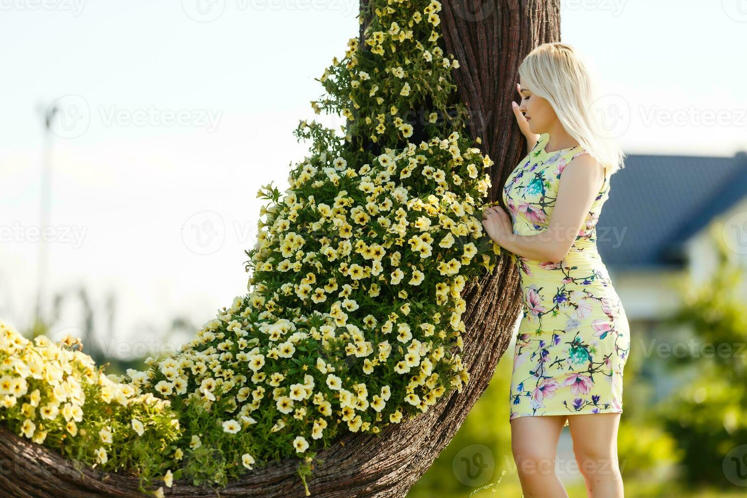 lindo jovem mulher dentro agradável vestir posando em colorida parede do flores moda foto, agradável cabelo, grande sorrir foto