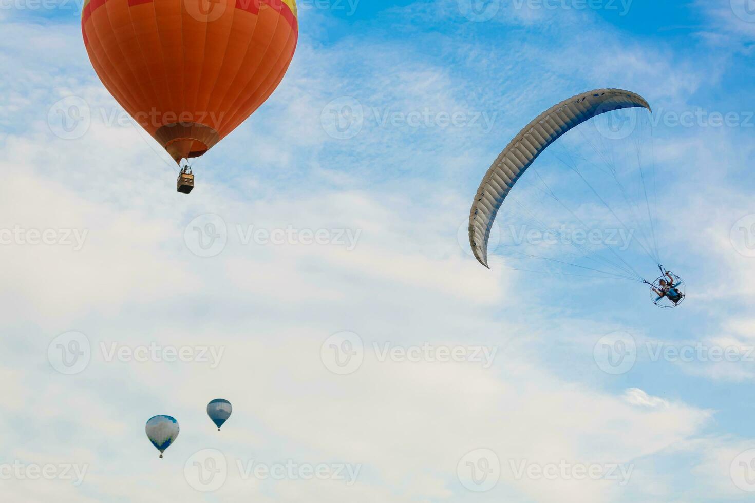 quente ar balão sobre azul céu. composição do natureza e azul céu fundo foto