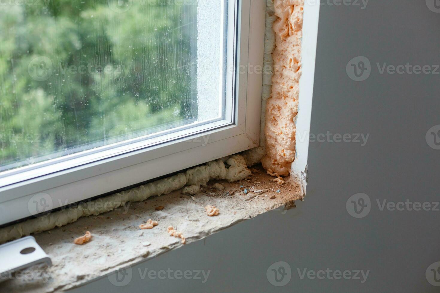 reparar dentro a declives do a janela. a processo do aplicando uma camada do gesso em a lados do a janela. foto