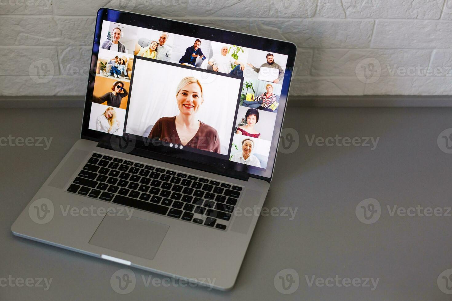 o negócio pessoa vídeo conferência com colegas em computador portátil foto