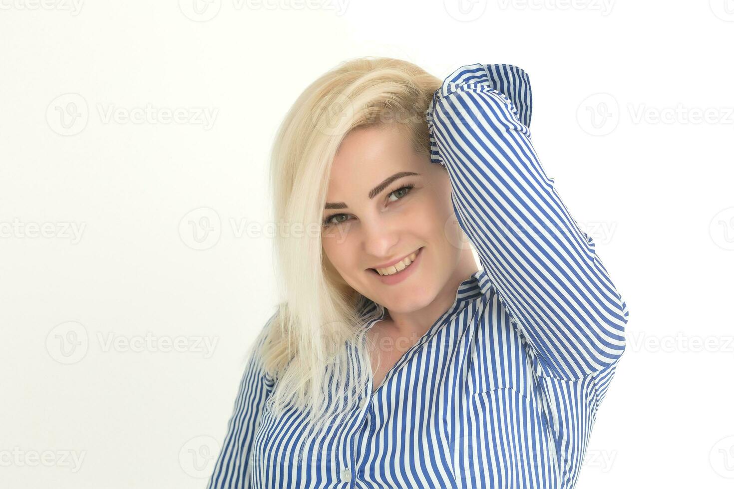 retrato do emotivo boa aparência caucasiano mulher rindo enquanto olhando a parte, de lado e em pé contra branco fundo. foto