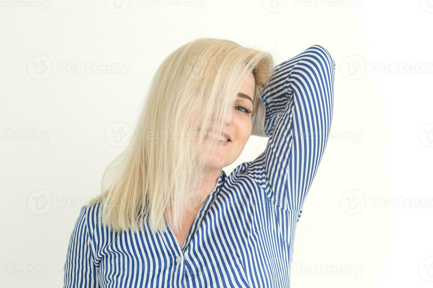 jovem mulher retrato isolado em branco. foto