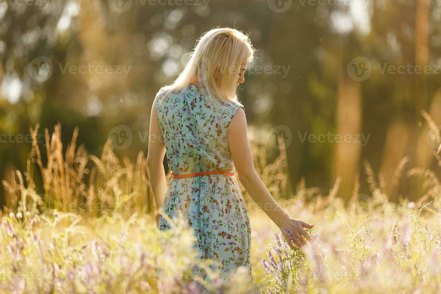 prazer. livre feliz mulher desfrutando natureza. beleza menina ar livre. liberdade conceito foto