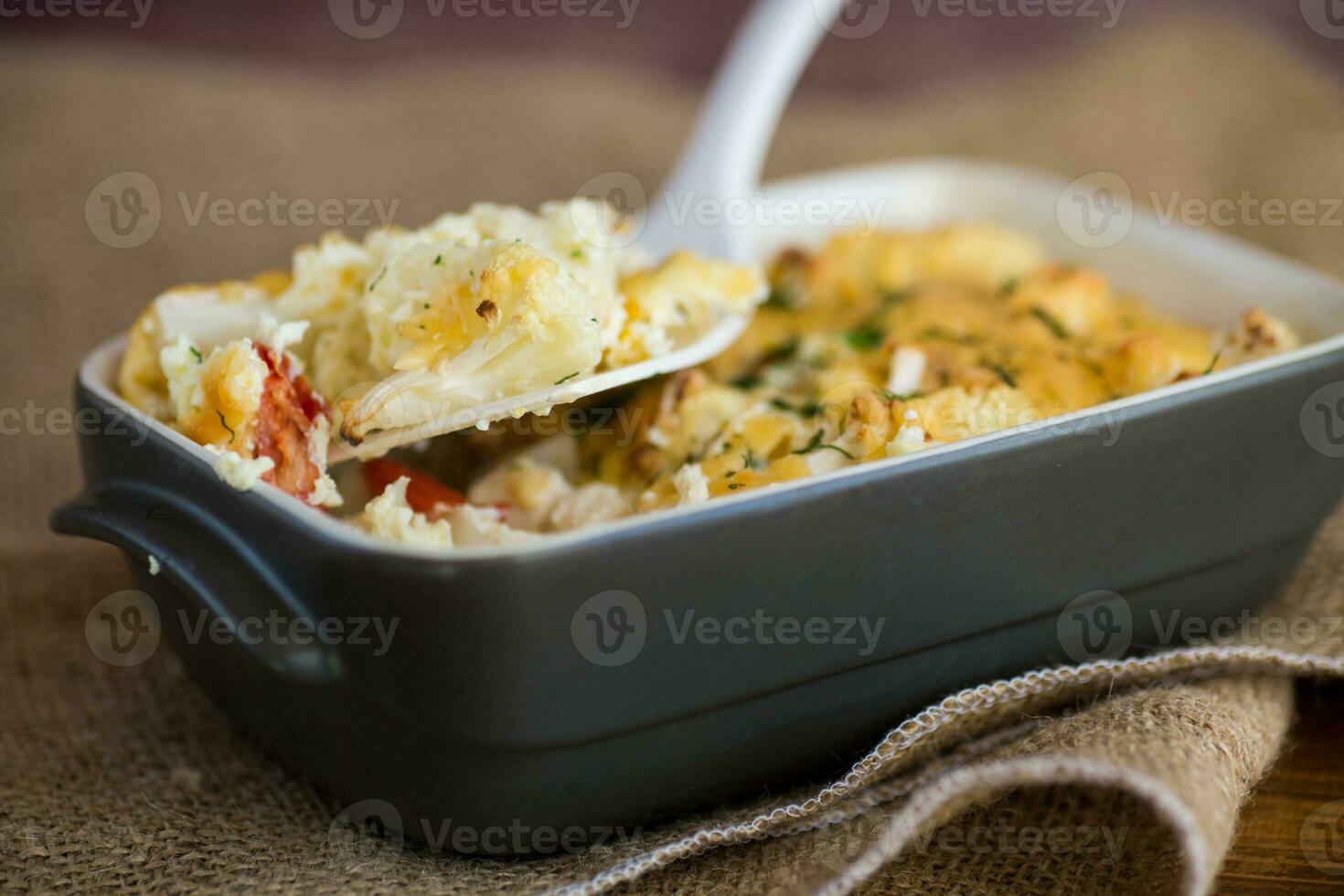 cozido couve-flor com frango filé e legumes coberto com queijo foto