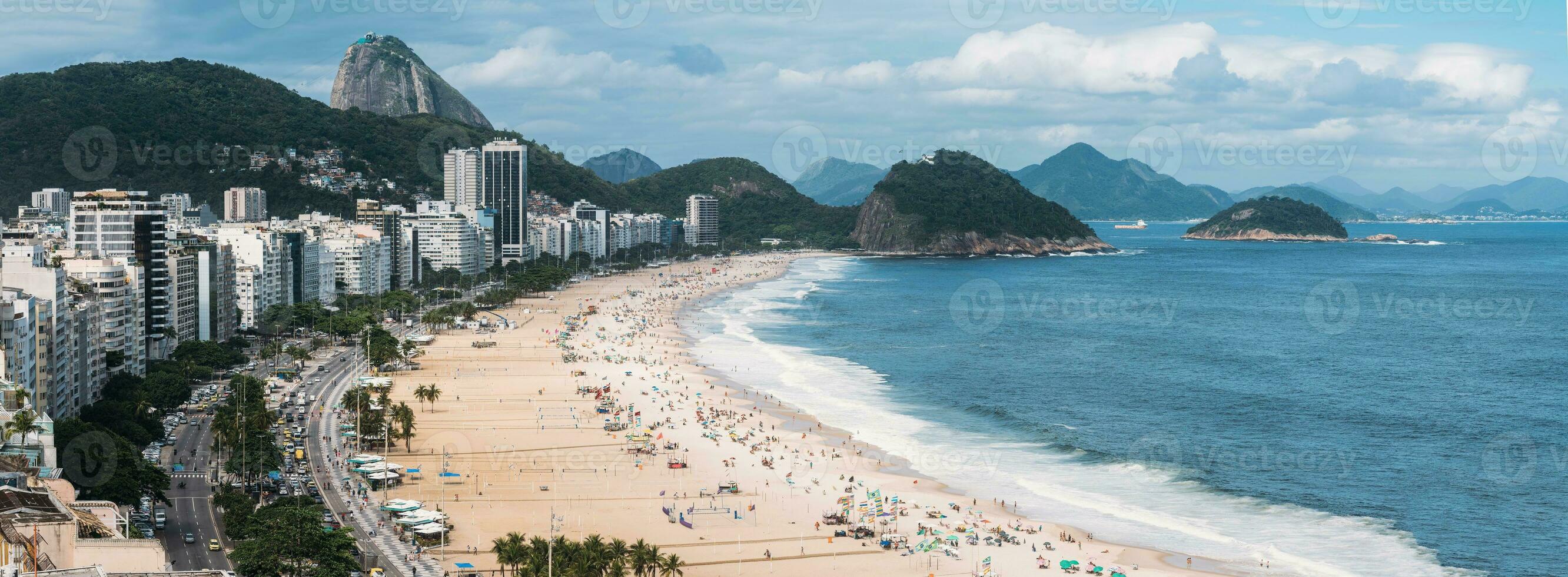 Alto perspectiva panorâmico Visão do Copacabana de praia dentro rio de janeiro, Brasil com pão de Açucar montanha visível dentro a longe fundo foto