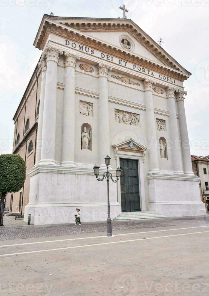 uma Igreja dentro a meio do uma cidade quadrado foto