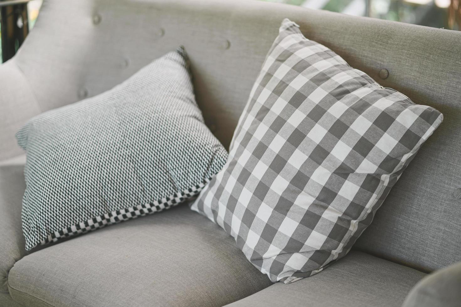 close up detalhe de travesseiro cinza no sofá em uma casa foto