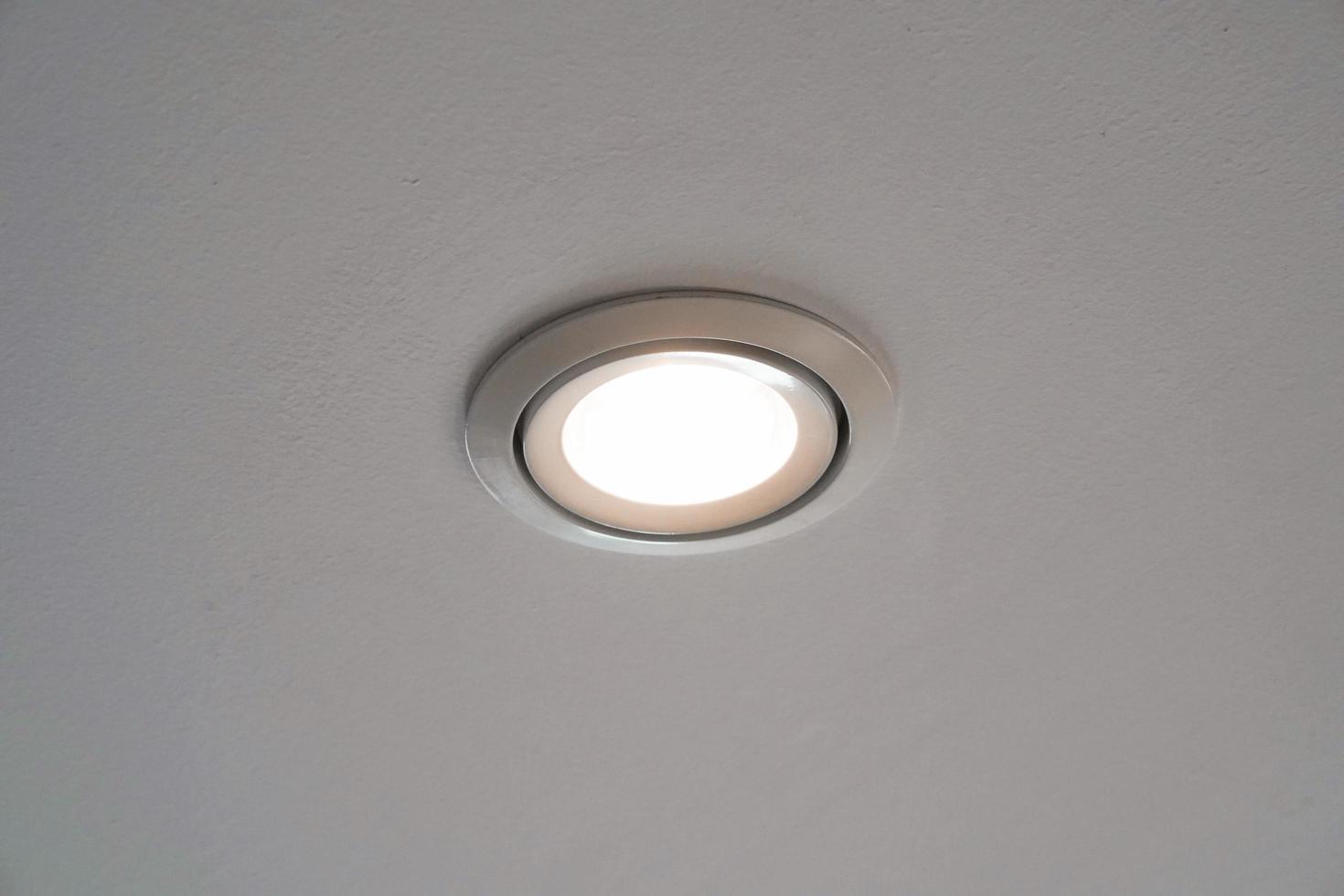 luz embutida LED ou luz de teto instalada em um teto cinza close-up foto