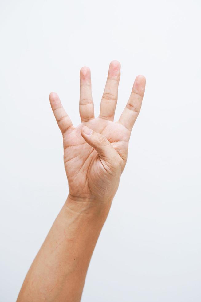 mão do homem mostrando quatro dedos no fundo branco foto