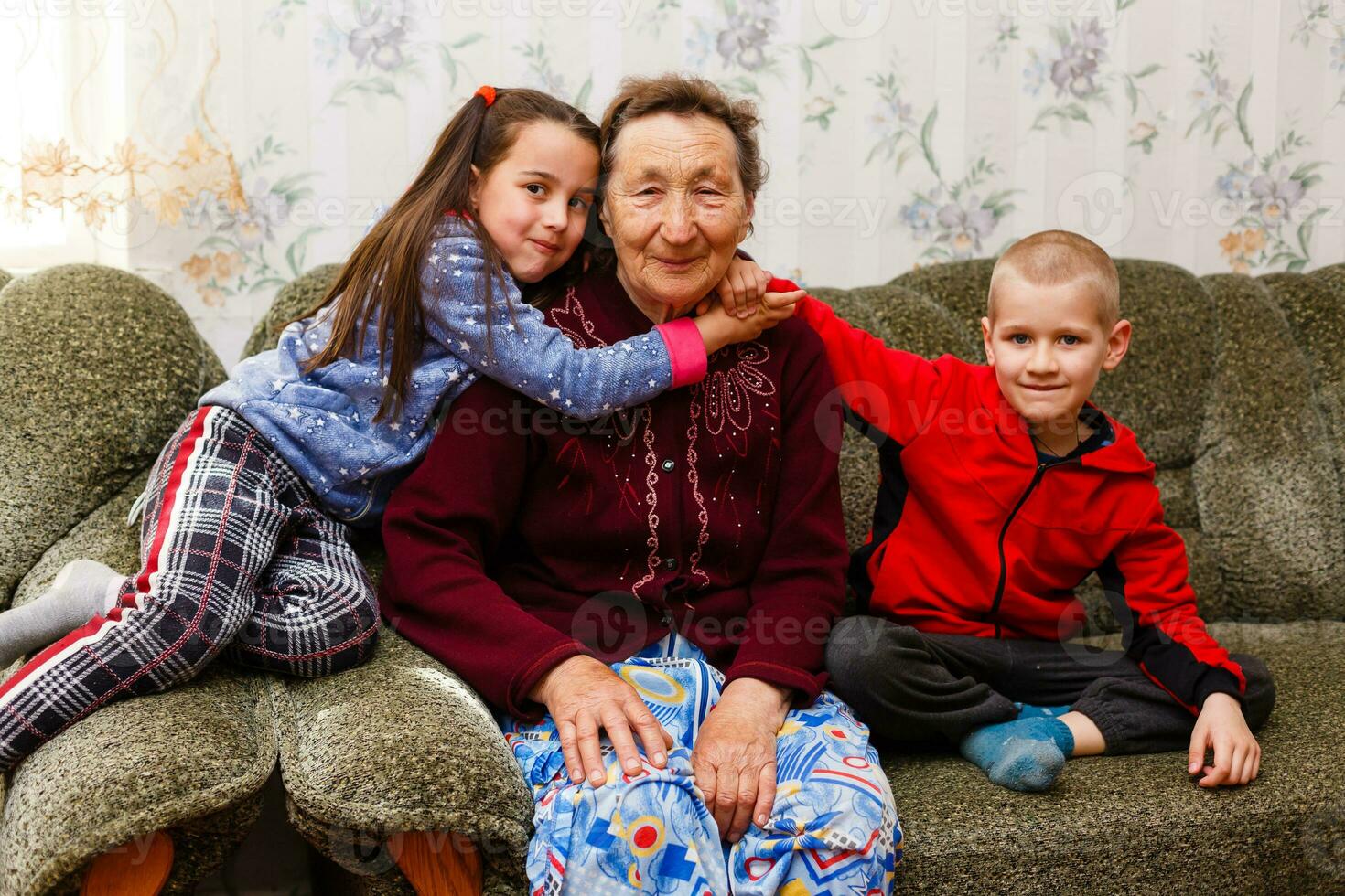 fechar-se retrato do feliz bisavó com bisnetos em a sofá às casa foto