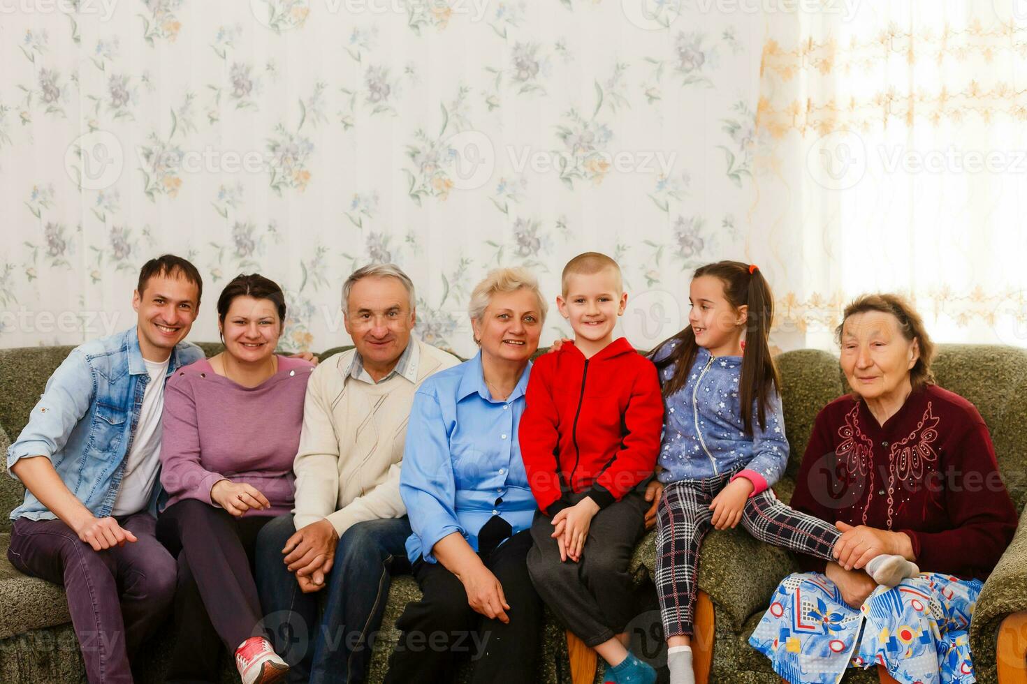 feliz grande família em a sofá às casa foto