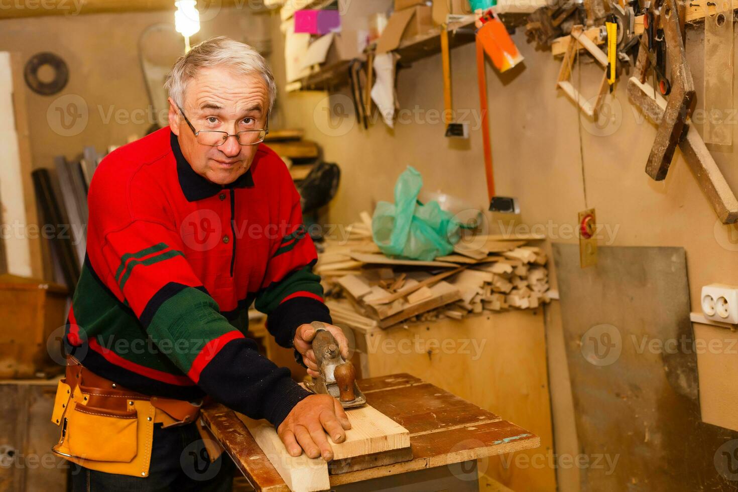 carpinteiro trabalho dentro uma oficina para a Produção do vintage mobília foto