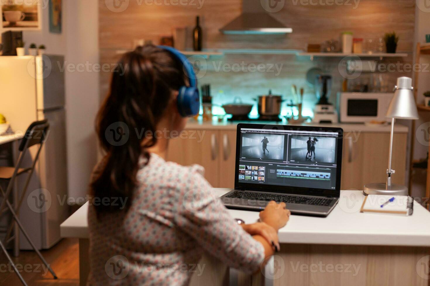 mulher trabalhando com vídeo cenas em computador portátil usando moderno Programas. conteúdo O Criador dentro casa trabalhando em montagem do filme usando moderno Programas para edição atrasado às noite. foto