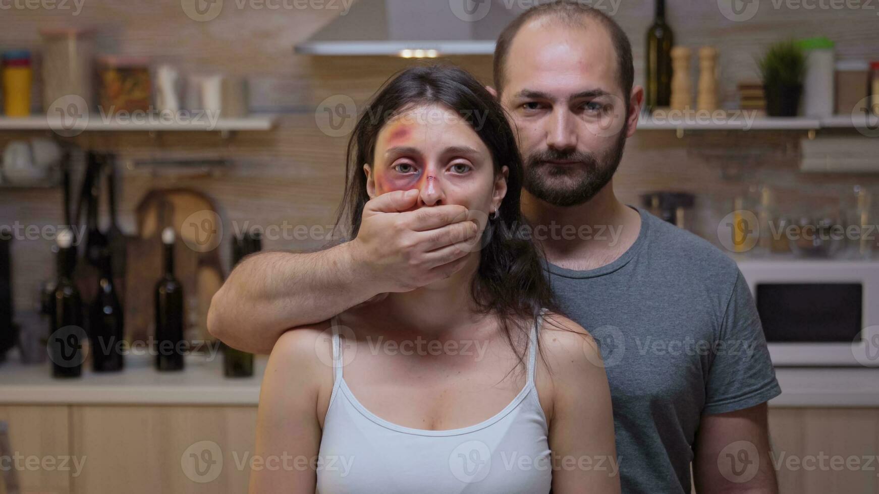 face do assustado mulher vítima enquanto homem cobre dela boca. violento agressivo marido abusando ferindo apavorado desamparado, vulnerável, com medo, espancado e em pânico esposa vivo dentro terror pressão e sofrimento foto