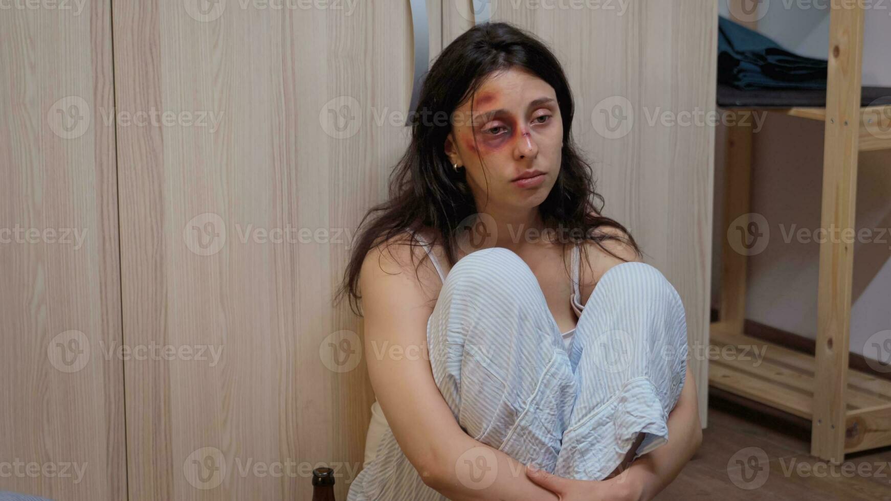 bêbado homem deitado em a chão perto espancado esposa. traumatizado abusado apavorado vulnerável mulher coberto dentro contusões sofrimento prejuízo a partir de violento alcoólatra brutal cara. foto