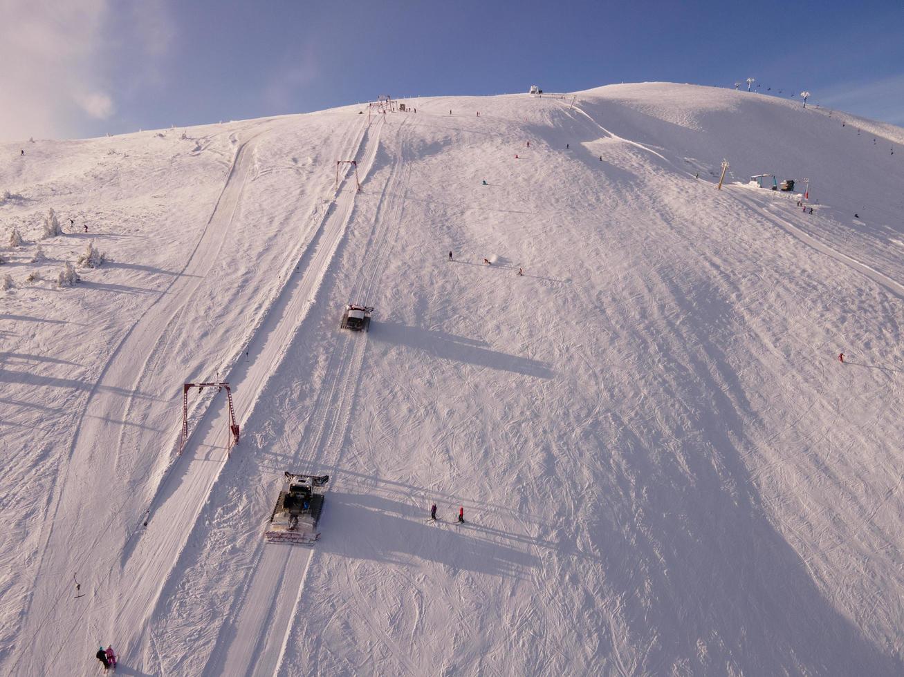 snowcat yoke ski lift vista superior da encosta coberta de neve foto