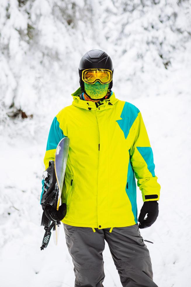 homem snowboarder em equipamento de esqui foto