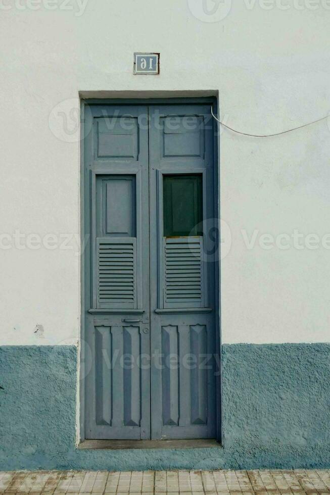 uma porta com azul persianas foto