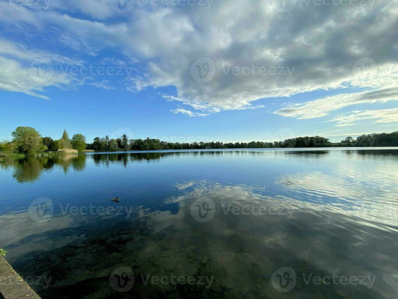 uma Visão do ellesmere lago dentro a cedo manhã foto